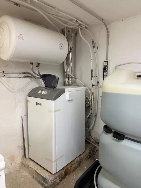 Caldera de gasoil instalada junto a termo eléctrico